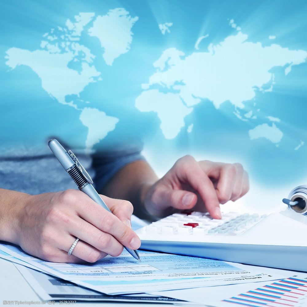 世界地图和写字的双手图片