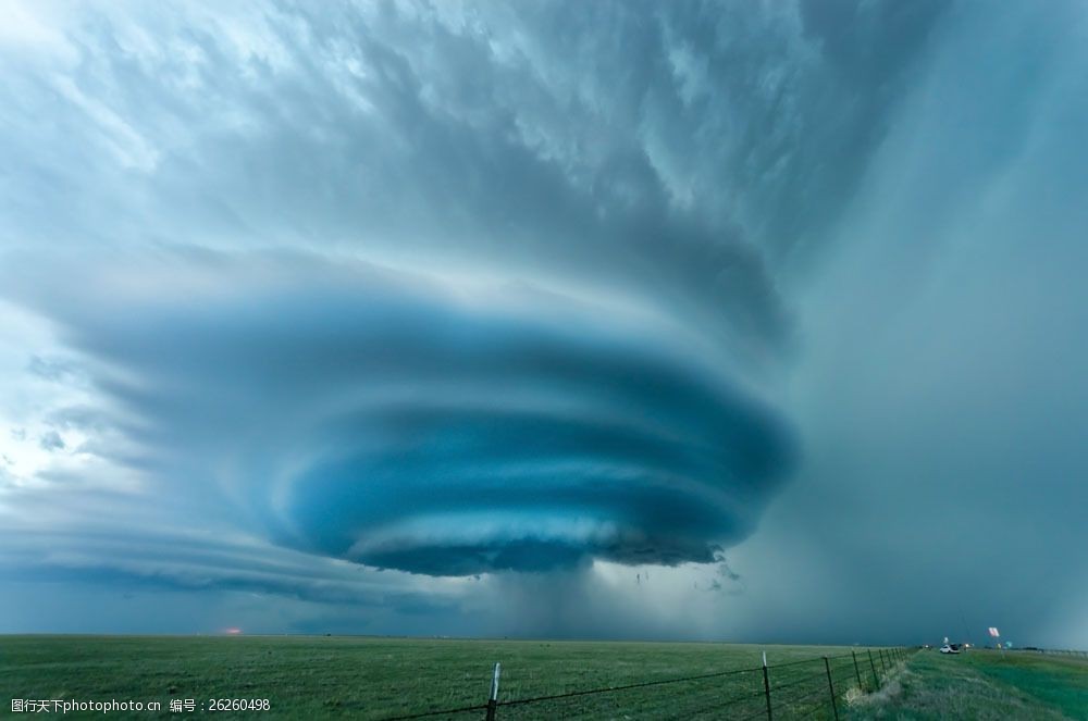 草地上蓝色的龙卷风图片