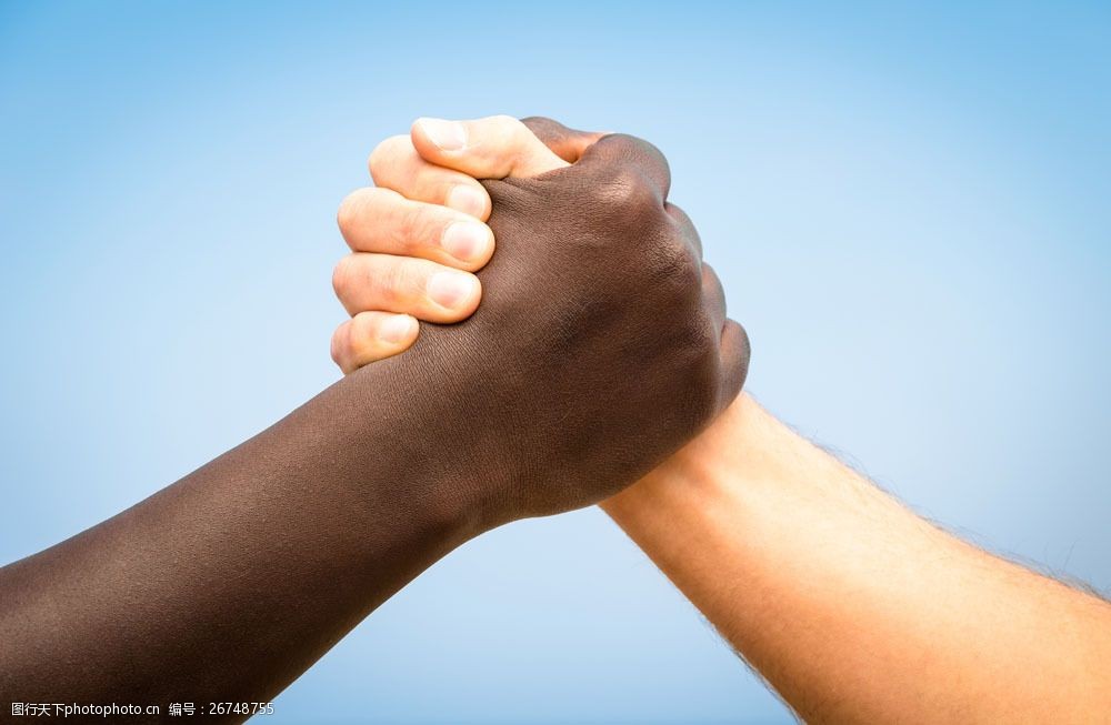 黑人和白人握手图片
