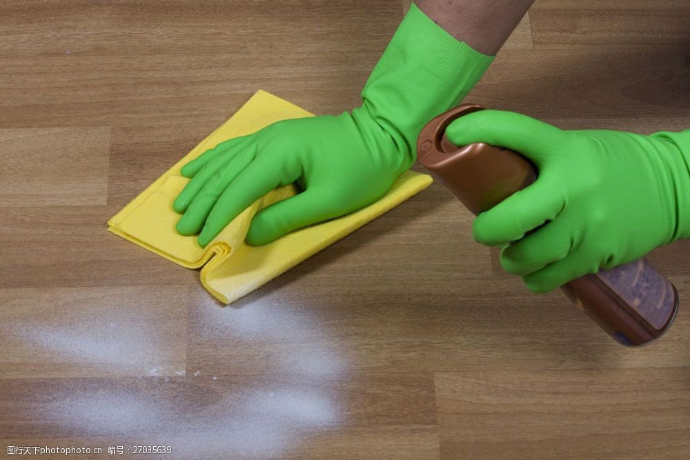 擦地板的手图片