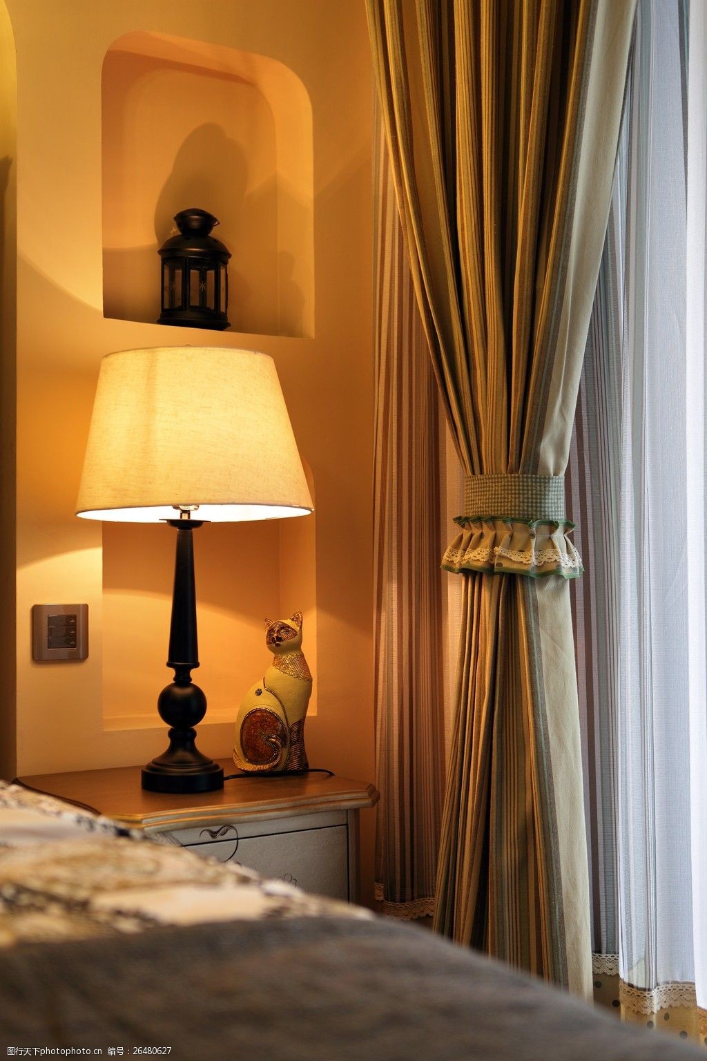 美式简约卧室台灯装修效果图
