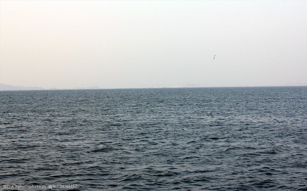 深藍大海波浪風景