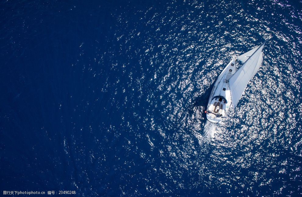 蓝色海洋上的船