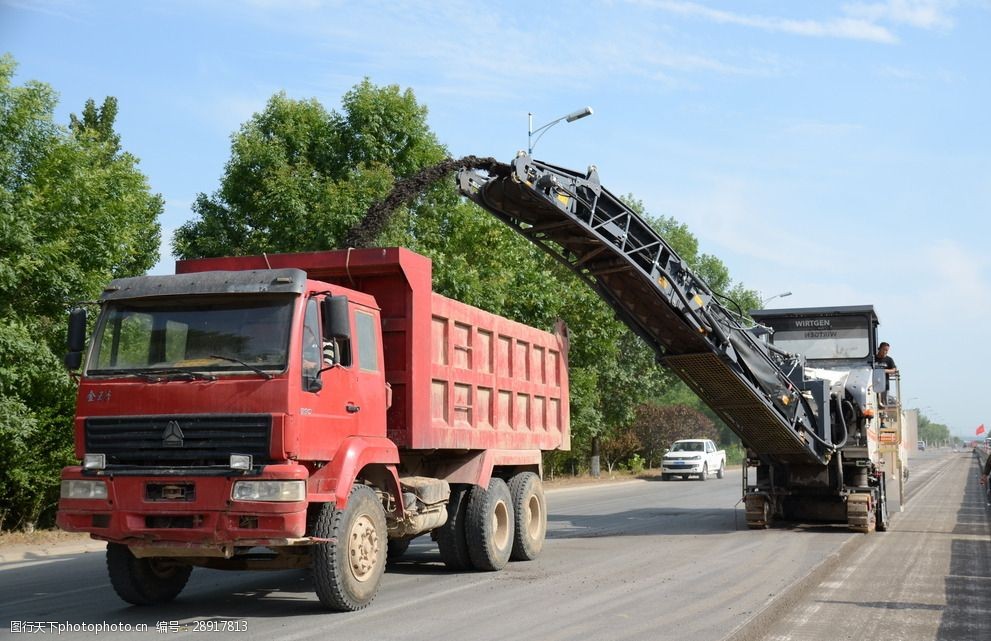 公路工程铣刨机铣刨沥青面层
