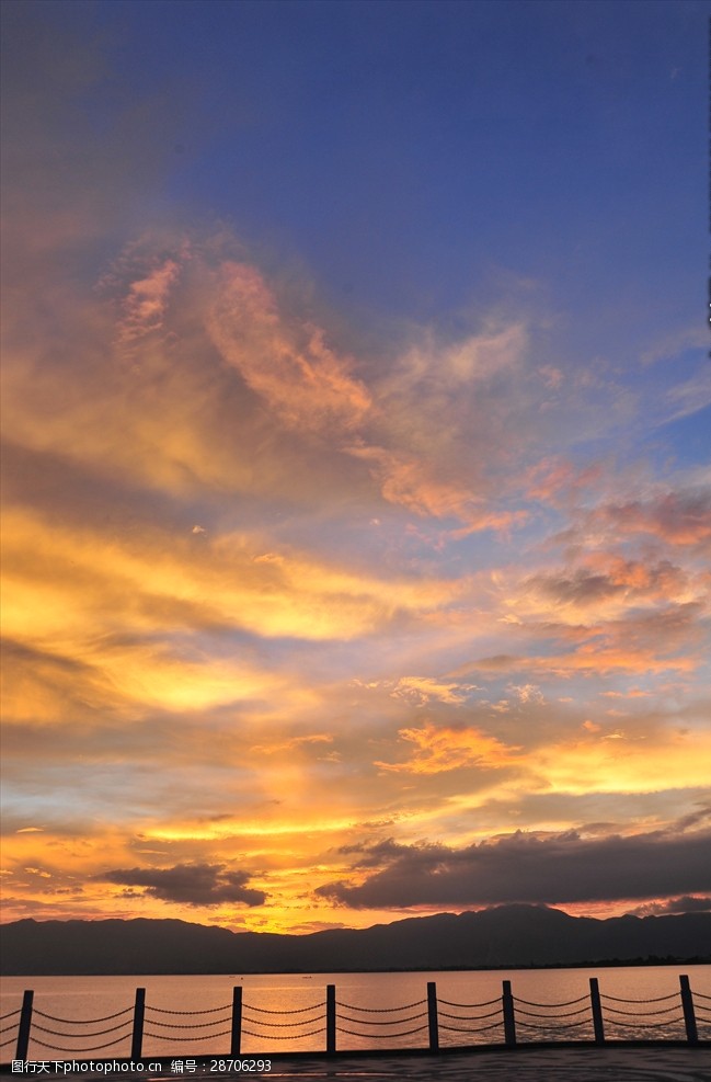 蓝天夕阳云朵