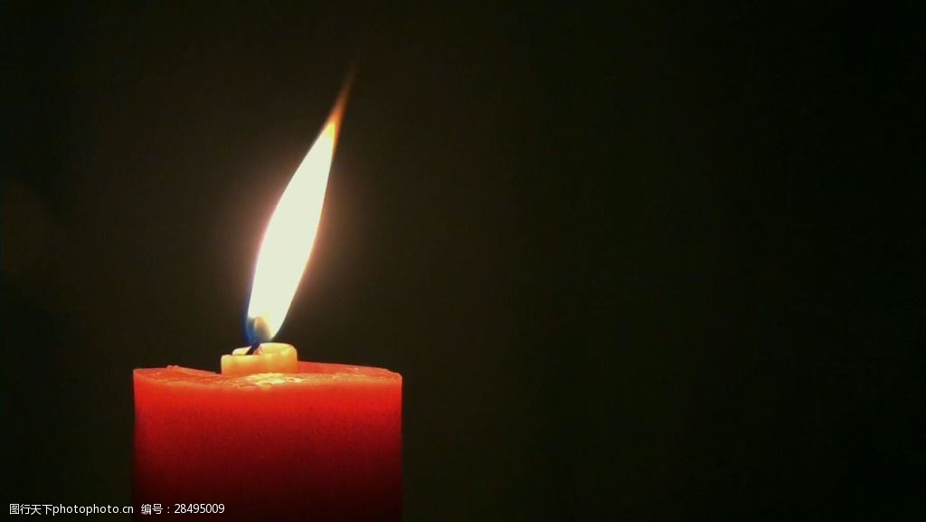 燃烧跳跃的红蜡烛实拍视频素材