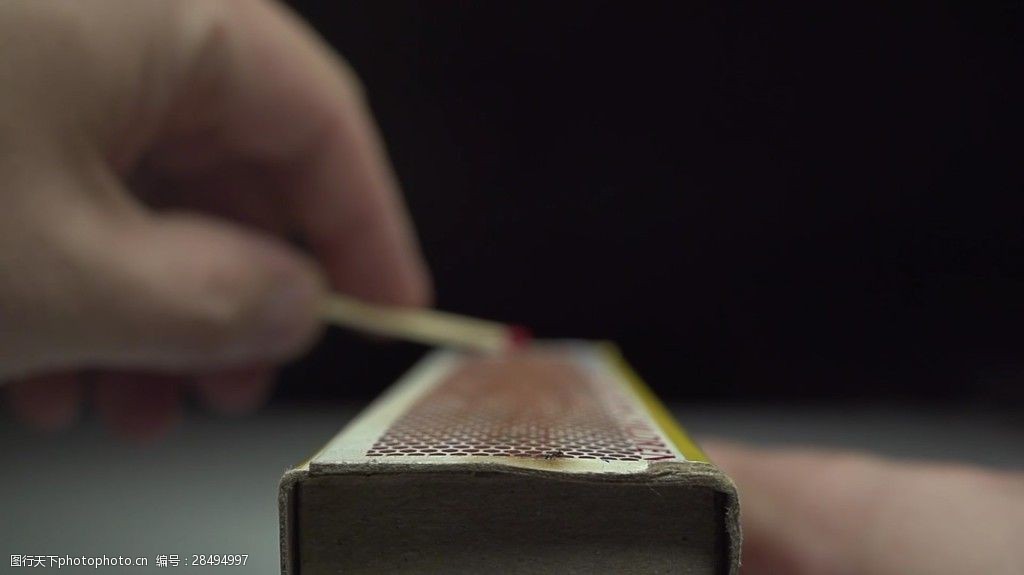 火柴慢慢摩擦点燃动态实拍视频